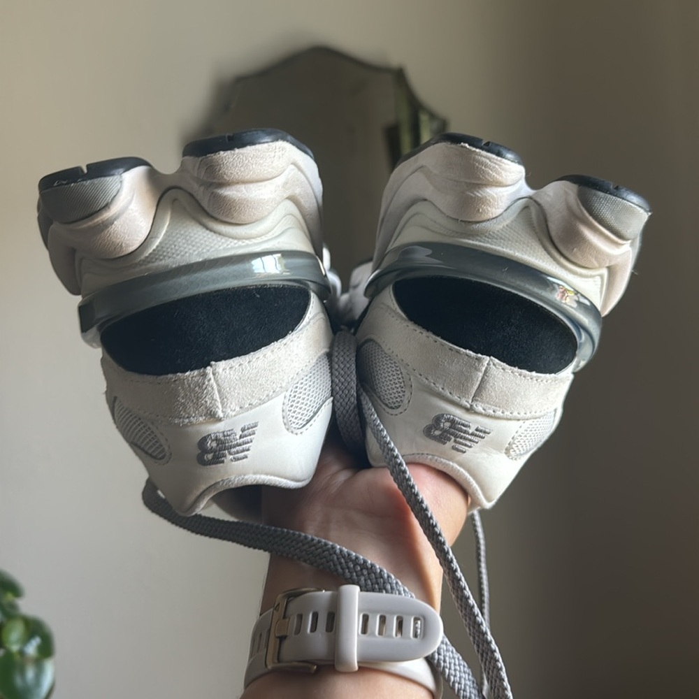 New Balance 9060 Like New - Picture 4 of 5